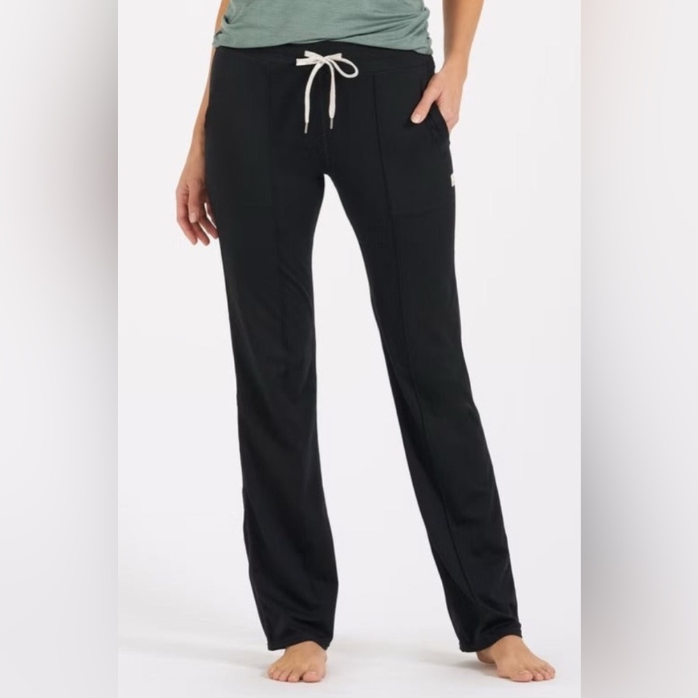 Vuori Black Bootcut Drawstring Legging